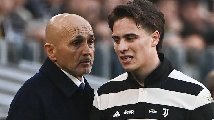 ZZiliani's tweet photo. A dispetto dei paletti UEFA la Juventus prosegue imperterrita con la sua politica suicida: fuori Openda in prestito semplice, dentro Kolo Muani (48 milioni) con obbligo di riscatto già certo
Dopo Giuntoli e Comolli, anche Carnevali inizia con manovre a dir poco spericolate: contratti quinquennali a giocatori che fra 5 anni risulteranno invendibili e zavorre a bilancio sempre più pesanti come Openda che si aggiunge ai vari Arthur, Douglas Luiz, Koopmeiners e esuberi vari che nessuno comprerà mai

Due anni fa, nel campionato 2024-25 vinto dal Napoli con un punto di vantaggio sull’Inter, la Juventus di Giuntoli, quella allenata prima da Motta e poi da Tudor, si piazzò quarta e arraffò la qualificazione Champions grazie a un rigore trasformato da Locatelli negli ultimi minuti di Venezia-Juventus 2-3. In quella squadra che sopravanzò la Roma di un punto gli attaccanti titolari erano Vlahovic e Kolo Muani, il francese giunto a gennaio in prestito dal PSG che fece bene: segnò 8 gol in 16 partite, uno ogni due match, e i suoi gol aggiunti a quelli di Vlahovic furono importanti per permettere alla sbandata Juventus passata dalle mani di Motta a quelle di Tudor di centrare il traguardo minimo stagionale: per l’appunto, il 4° posto.

Ebbene, la notizia è che la Juventus ha raggiunto ieri il tanto atteso accordo che le permette di riportare Kolo Muani in bianconero. Le cifre dell’operazione, come da tradizione bianconera, sono da capogiro. Il bomber francese costerà alla Juventus 48 milioni: 4 per il prestito del primo anno e 44 di obbligo di riscatto che si concretizzerà se la Juventus si piazzerà nei primi 7 posti della classifica, cioè se si qualificherà a una coppa, fosse anche la Conference League. Se un anno fa era apparsa comica la formula di acquisto di Openda concordata da Comolli col Lipsia, prestito con obbligo di riscatto condizionato a un piazzamento di Madama nei primi 10 posti della classifica - una barzelletta -, più o meno il copione si è ripetuto con Kolo Muani; per non ritrovarsi nell’obbligo di riscattarlo la Juventus dovrebbe arrivare ottava o nona. Insomma, parliamo di un acquisto da considerare fin da ora, come fu per Openda, fatto e finito...

P.S. L'articolo continua sul mio profilo “Palla Avvelenata” su Substack  https://t.co/l4gP5JEXPE  
Se sei stufo di leggere balle e ti va di avere un po’ di sana contro-informazione, valuta la possibilità di abbonarti: 6 euro l'abbonamento mensile, 60 quello annuale. "Palla Avvelenata" è un best seller di Substack e ha abbonati anche all'estero