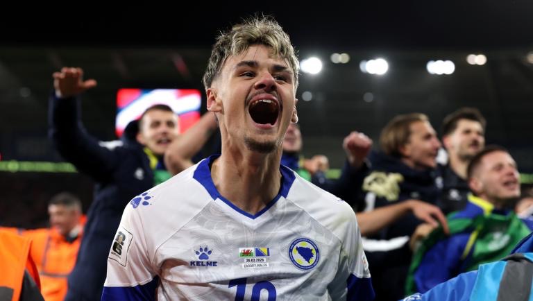 ZZiliani's tweet photo. A dispetto dei paletti UEFA la Juventus prosegue imperterrita con la sua politica suicida: fuori Openda in prestito semplice, dentro Kolo Muani (48 milioni) con obbligo di riscatto già certo
Dopo Giuntoli e Comolli, anche Carnevali inizia con manovre a dir poco spericolate: contratti quinquennali a giocatori che fra 5 anni risulteranno invendibili e zavorre a bilancio sempre più pesanti come Openda che si aggiunge ai vari Arthur, Douglas Luiz, Koopmeiners e esuberi vari che nessuno comprerà mai

Due anni fa, nel campionato 2024-25 vinto dal Napoli con un punto di vantaggio sull’Inter, la Juventus di Giuntoli, quella allenata prima da Motta e poi da Tudor, si piazzò quarta e arraffò la qualificazione Champions grazie a un rigore trasformato da Locatelli negli ultimi minuti di Venezia-Juventus 2-3. In quella squadra che sopravanzò la Roma di un punto gli attaccanti titolari erano Vlahovic e Kolo Muani, il francese giunto a gennaio in prestito dal PSG che fece bene: segnò 8 gol in 16 partite, uno ogni due match, e i suoi gol aggiunti a quelli di Vlahovic furono importanti per permettere alla sbandata Juventus passata dalle mani di Motta a quelle di Tudor di centrare il traguardo minimo stagionale: per l’appunto, il 4° posto.

Ebbene, la notizia è che la Juventus ha raggiunto ieri il tanto atteso accordo che le permette di riportare Kolo Muani in bianconero. Le cifre dell’operazione, come da tradizione bianconera, sono da capogiro. Il bomber francese costerà alla Juventus 48 milioni: 4 per il prestito del primo anno e 44 di obbligo di riscatto che si concretizzerà se la Juventus si piazzerà nei primi 7 posti della classifica, cioè se si qualificherà a una coppa, fosse anche la Conference League. Se un anno fa era apparsa comica la formula di acquisto di Openda concordata da Comolli col Lipsia, prestito con obbligo di riscatto condizionato a un piazzamento di Madama nei primi 10 posti della classifica - una barzelletta -, più o meno il copione si è ripetuto con Kolo Muani; per non ritrovarsi nell’obbligo di riscattarlo la Juventus dovrebbe arrivare ottava o nona. Insomma, parliamo di un acquisto da considerare fin da ora, come fu per Openda, fatto e finito...

P.S. L'articolo continua sul mio profilo “Palla Avvelenata” su Substack  https://t.co/l4gP5JEXPE  
Se sei stufo di leggere balle e ti va di avere un po’ di sana contro-informazione, valuta la possibilità di abbonarti: 6 euro l'abbonamento mensile, 60 quello annuale. "Palla Avvelenata" è un best seller di Substack e ha abbonati anche all'estero