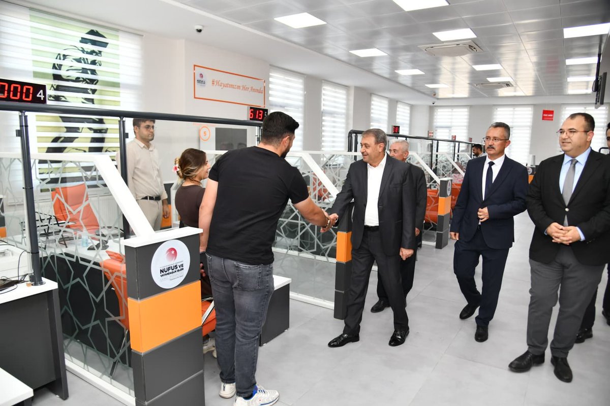 UrfaValiligi's tweet photo. Vali @hasansildak yapımı tamamlanan ve kısa süre içinde bütün birimleriyle hizmet vermeye başlayacak olan Eyyübiye Hükümet Konağında incelemede bulundu. 

@TC_icisleri https://t.co/6e92U5k9RH