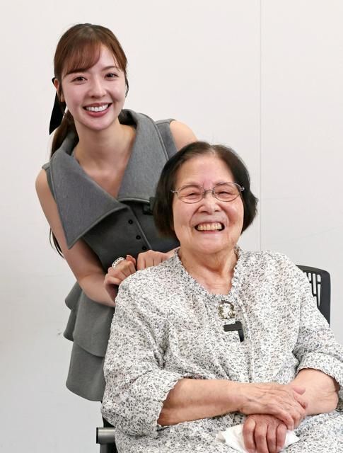 asahicom's tweet photo. 《#和田まあや さんは、#乃木坂46 時代にSNSで中傷を受け、　言葉の「暴力」で深く傷ついた経験がある》

【和田さん】大橋さんの傷と比べるのは恐れ多いのですが、乃木坂46時代に SNSで 「ブス」「何で この子がいるんだ」という心ない投稿に苦しみました。

卒業した今も、 SNSを見るのはすごく怖い。

中傷する人は、 気軽にスマホで書き込むのかもしれません。でも、 その指先で深く傷つく人がいる。 原爆とSNSの中傷は、時代も傷つけ方も違うけれど、 生身の人を傷つける行為という点では共通する部分もあると思います。

＊＊＊＊＊＊＊＊＊＊
傷つくとはどういうことか。SNSでの中傷も経験したアイドルグループ「乃木坂46」の元メンバー・和田まあやさん（28）が、広島の被爆者を訪ねた―――。

https://t.co/4KgbUKVbHP