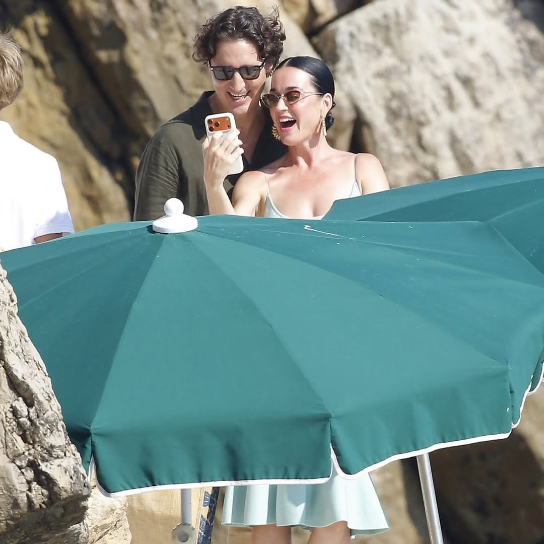 pj_gaming52623's tweet photo. Justin Trudeau and Katy Perry enjoying time together. https://t.co/pHh8hdwnKI