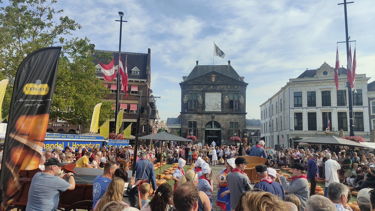 RaymondAarsman1's tweet photo. De Goudse #Kaasmarkt is weer gestart en wordt gehouden vanaf 10:00 in #Gouda. #kaas #cheese https://t.co/qHykDq6DxS