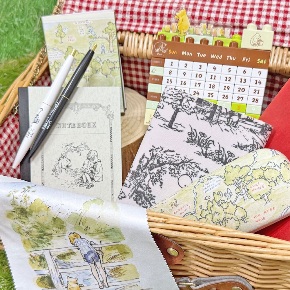 disney_shopping's tweet photo. ／
明日(7/31)から対象の書店にて順次発売！
＼
⠀
「くまのプーさん」原作デビュー100周年記念
原作アートを使った「#クラシックプー」のオリジナルグッズが登場。
⠀
お買い上げ特典プレゼントも実施！
⠀
▼詳細はこちら
https://t.co/j7xuyVvkHm（マリモクラフト）
⠀
#くまのプーさん原作100周年 https://t.co/UKfM2Dz4vx