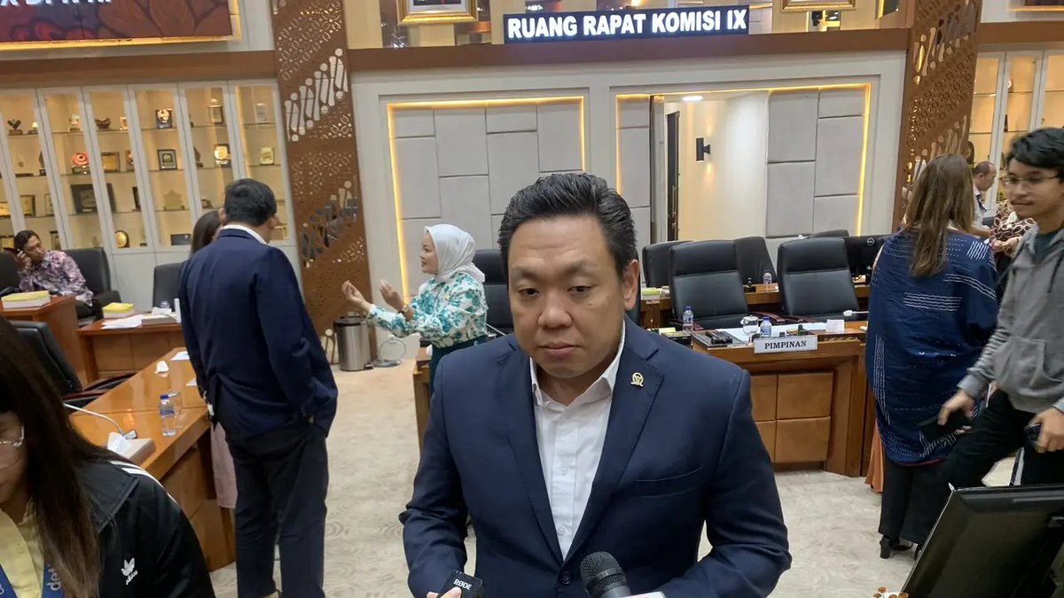 LambeSahamjja's tweet photo. respon DPR soal pernyataan menkes soal 112 juta warga indonesia kurang gizi:
- charles honoris (dpr) pertanyakan dasar data menkes soal 112 juta warga kurang gizi
-katanya susenas itu survei ekonomi rumah tangga, 
- bukan survei khusus buat ukur status gizi
- dia bilang kalau diagnosisnya salah, kebijakan yang dibuat juga bisa salah arah
- dia minta keberhasilan mbg diukur pakai indikator gizi yang valid (stunting, wasting, dll), bukan asumsi
- dia desak pemerintah jujur soal tujuan mbg yang sebenarnya
- jangan berubah-ubah narasinya
- dulu untuk anak sekolah
- sekarang ibu hamil dll
- besok besok berubah lagi?