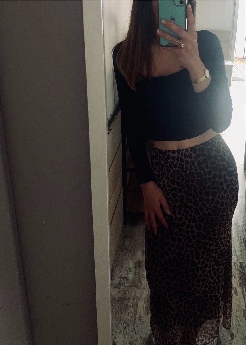 EvaLinard45's tweet photo. Crois-tu encore que tu ne craqueras pas ? 
Quoi de plus tentant qu’une jolie photo de mon magnifique corps mit en valeur dans ma jupe 🐆 #findom #domina #moneyslave #soumis #moneyslaves https://t.co/OFpXG6Tblj