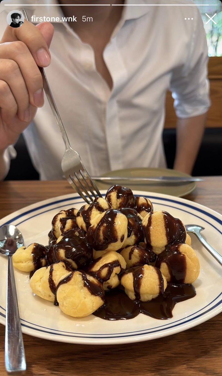 Khimintheclouds's tweet photo. คนมีแฟนเขาถ่ายรูปแฟนลงสตอรี่ก่อนกินขนมหรอ ลำบากเนอะกว่าจะได้กิน พี่โสดดีกว่าว่ะเฟิร์ส 

#Firstone https://t.co/v2idgrzC1I