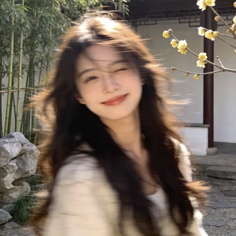 rodolfitoromero's tweet photo. Sunlit spring moment soft breeze, blooming blossoms, and a carefree outdoor portrait
IZp https://t.co/aVHs1MNsmb