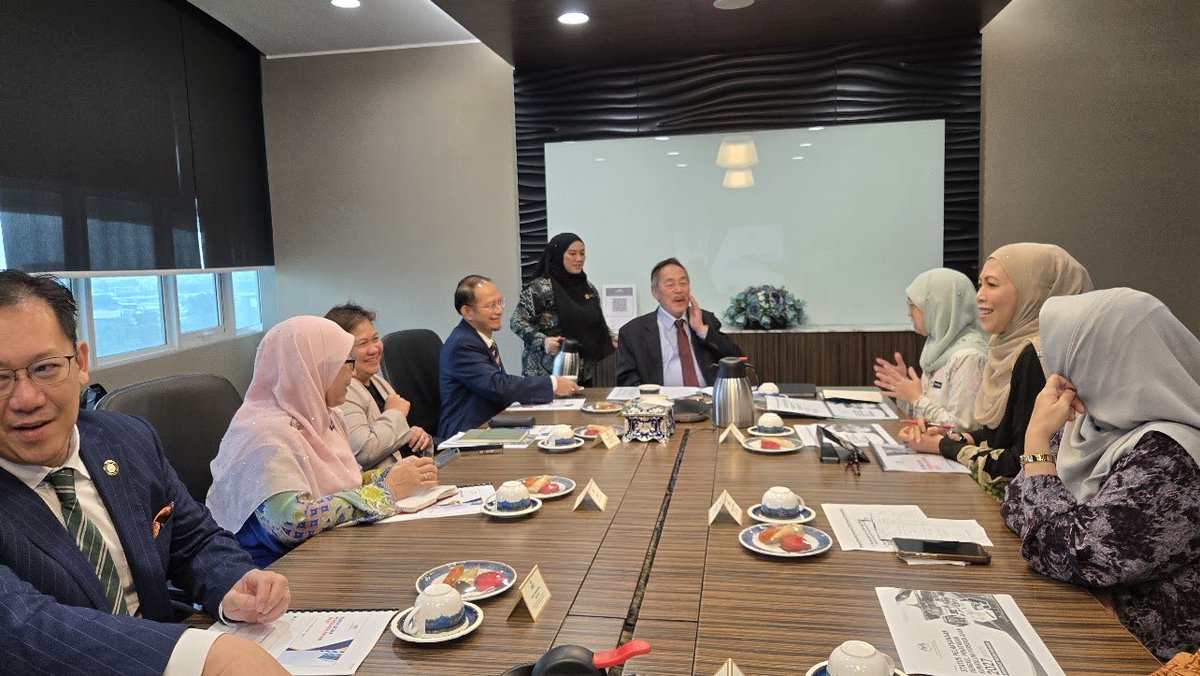 Rusmini23's tweet photo. Alhamdulillah, usai lawatan kerja di SK Semariang, saya bersama-sama delegasi Kementerian Pendidikan (KPM) mengadakan Sesi Pembentangan Kurikulum Persekolahan 2027 kepada YB Dato Sri Roland Sagah Wee Inn, Menteri Pendidikan, Inovasi dan Pembangunan Bakat Sarawak. https://t.co/Q1fLb1cX0N