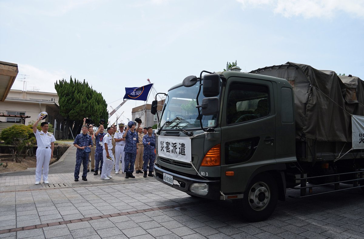jmsdf_krh's tweet photo. #呉地方隊 は､熊本地震において被災された方々のため､入浴支援セット及び支援隊(人員37名､車両12台)を､陸上自衛隊健軍駐屯地に向け派出しました｡今後､現地のニーズを確認しつつ活動する予定です｡
#海上自衛隊
#呉地方総監部
#災害派遣
#命を守る
#令和8年度熊本地震 https://t.co/Qpjr3wkYot