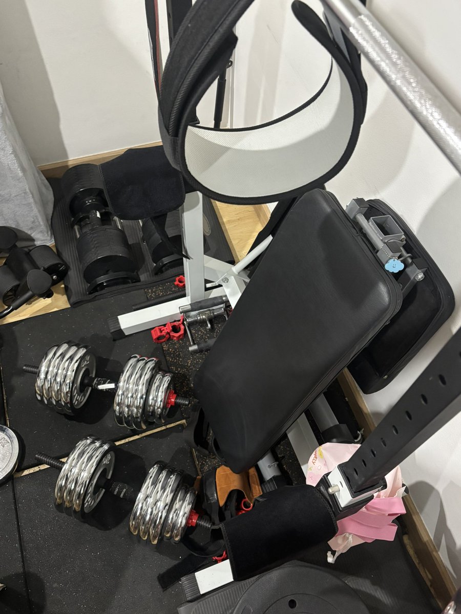 sorpor_simple's tweet photo. ออกอยู่ห้องหมดเลยคับ Home Gym เน้นของที่เก็บง่าย ขี้เกียจรอคิวที่ยิม ทุกวันนี้ออกกับแฟน อิอิ https://t.co/l1uYvdMsvN