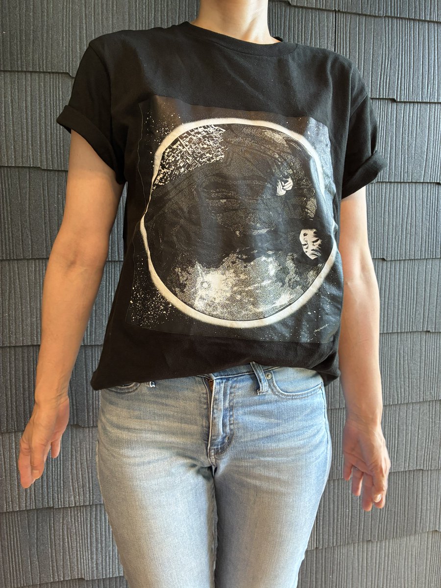 anemone633's tweet photo. 本日はイラストをプリントしたTシャツを友人がおしゃれに着こなしてくれました✨
長身の女性でのサイズ感ご参考ください👚（メンズMサイズのみ）
裾インして袖を捲り、デニムと合わせて素敵に着こなしてくださり感動しました😭
（写真掲載許可済みです）ありがとうございます！ https://t.co/1kkzioarYt