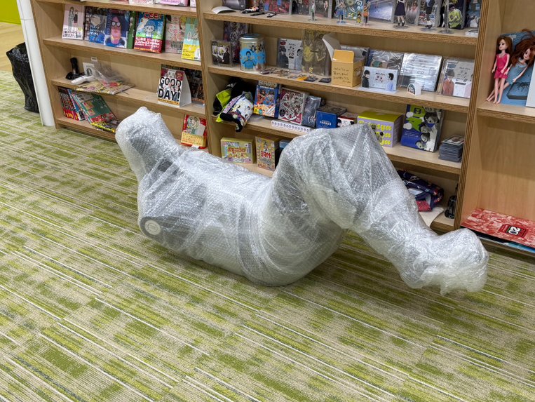 omocoro's tweet photo. 社内アルバイトがこの展示用マネキンを担いで佐川急便まで持っていこうとしていたので、慌てて止めた。

#オモコロマル秘情報 https://t.co/a6RusY4tnV