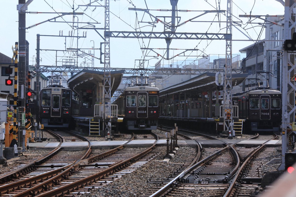 kinky227's tweet photo. 阪急新時代の幕開け
2000系が当たり前のようにすれ違うようになった宝塚線
もはや5100は走る骨董品、6000や7000すら古豪と言われる時代に https://t.co/3RZ7L7miD3