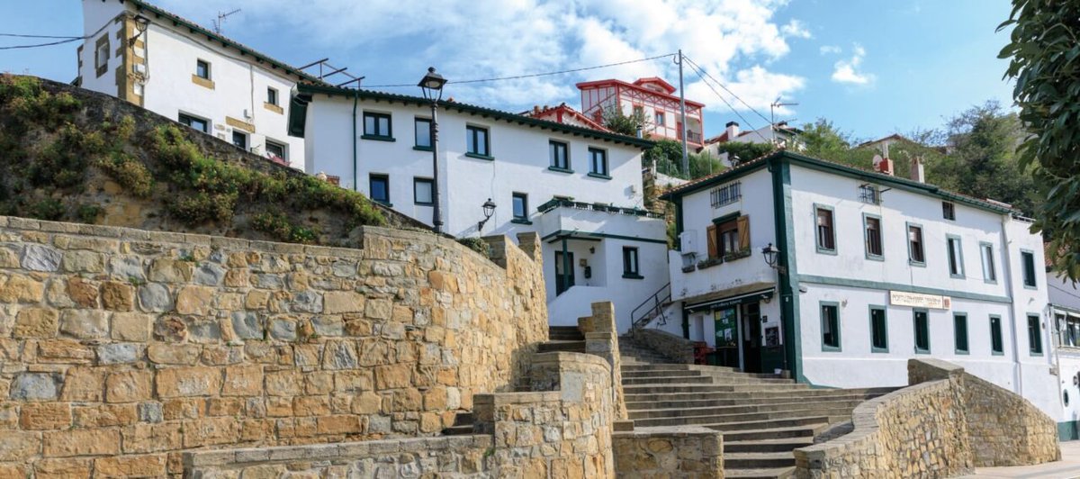 Bilbao_Tour's tweet photo. El #PuertoViejo de #Algorta, el sabor marinero que se conserva entre los palacios de la gran burguesía. El Puerto Viejo de Algorta en #Getxo conserva intacta su esencia pesquera entre pintorescas casas blancas, escalinatas y vistas al Cantábrico. 
 https://t.co/osE7hG21Dm https://t.co/6zhZchN5bg