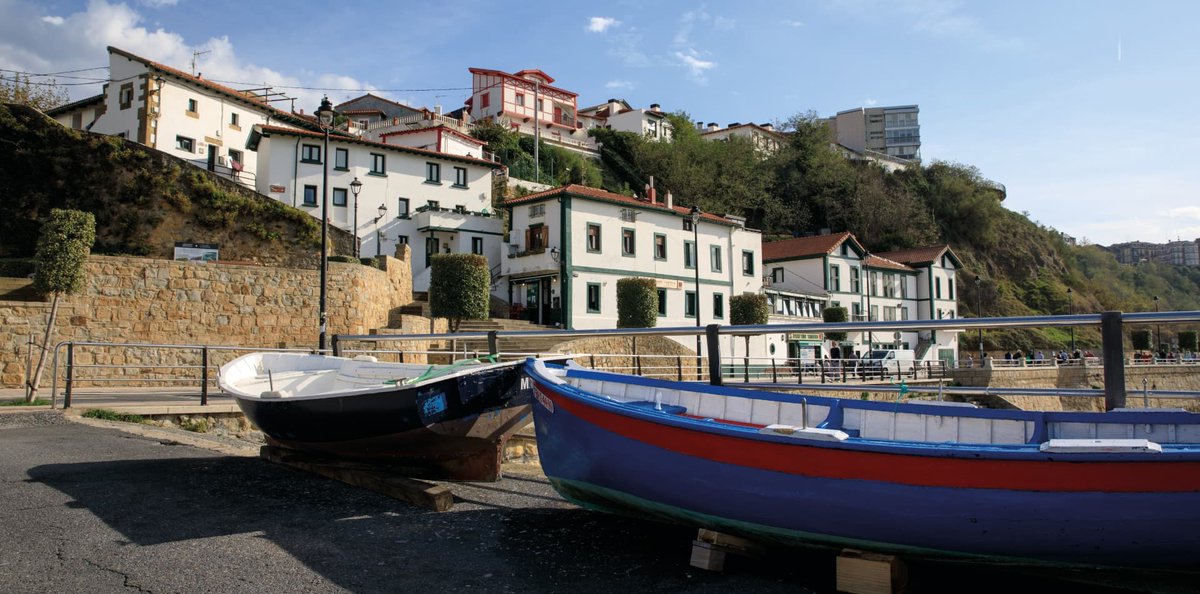 Bilbao_Tour's tweet photo. El #PuertoViejo de #Algorta, el sabor marinero que se conserva entre los palacios de la gran burguesía. El Puerto Viejo de Algorta en #Getxo conserva intacta su esencia pesquera entre pintorescas casas blancas, escalinatas y vistas al Cantábrico. 
 https://t.co/osE7hG21Dm https://t.co/6zhZchN5bg
