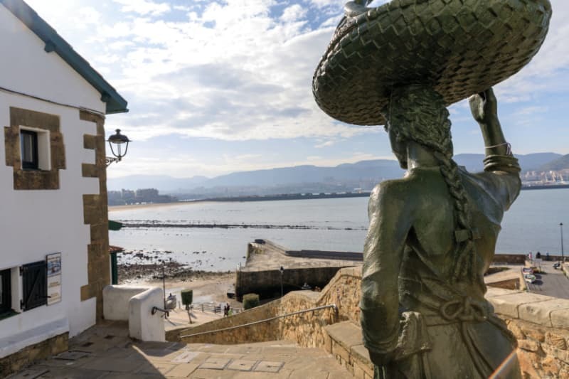 Bilbao_Tour's tweet photo. El #PuertoViejo de #Algorta, el sabor marinero que se conserva entre los palacios de la gran burguesía. El Puerto Viejo de Algorta en #Getxo conserva intacta su esencia pesquera entre pintorescas casas blancas, escalinatas y vistas al Cantábrico. 
 https://t.co/osE7hG21Dm https://t.co/6zhZchN5bg