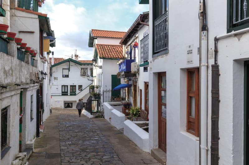 Bilbao_Tour's tweet photo. El #PuertoViejo de #Algorta, el sabor marinero que se conserva entre los palacios de la gran burguesía. El Puerto Viejo de Algorta en #Getxo conserva intacta su esencia pesquera entre pintorescas casas blancas, escalinatas y vistas al Cantábrico. 
 https://t.co/osE7hG21Dm https://t.co/6zhZchN5bg