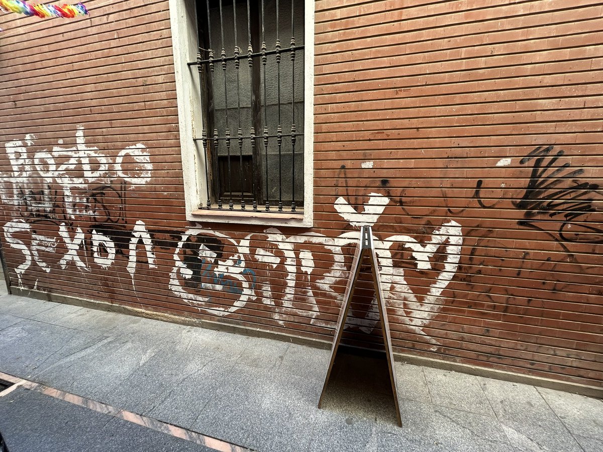 marcosdmc's tweet photo. Somos muchos los que estamos invirtiendo en el Casco Antiguo. Qué menos que lavarle la cara a las calles. Apostamos por el barrio. ¿Y vosotros? @RubenGaleaGil @BarreraGragera #badajoz https://t.co/Sx8bPgeIgu