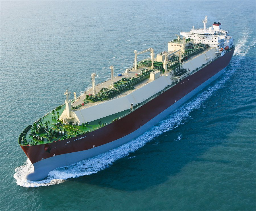 jackprandelli's tweet photo. 🚨🇶🇦🇺🇸 QATAR JUST SENT 2 VERY DIFFERENT SIGNALS TO THE LNG MARKET

For the first time in nearly 3 weeks, a QatarEnergy controlled LNG tanker has exited the Strait of Hormuz.

The Al Areesh, carrying LNG to Pakistan, is the first visible sign that Qatari exports may be cautiously restarting through the waterway.

But QatarEnergy is not waiting for Hormuz to fully reopen.

It has reportedly purchased 33 US LNG cargoes, worth around $1 billion, to replace disrupted supply and protect deliveries to customers across Asia.

That compares with only 4 US cargoes purchased last year. Of the 33 bought this year, 28 have already been delivered and 5 remain in transit.

Qatar is testing the return of its own LNG through Hormuz while simultaneously using American LNG as an emergency backup system.

The first tanker is a positive signal.

The 33 replacement cargoes show QatarEnergy still does not trust the route enough to rely on it.