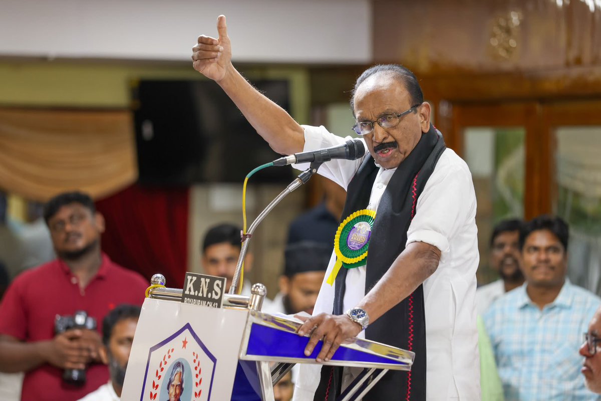 AadhavArjuna's tweet photo. சென்னை இராயபுரத்தில் நேற்று நடைபெற்ற 'டாக்டர் ஏ.பி.ஜே. அப்துல் கலாம் தேசிய விருது 2026' விழாவில் சிறப்பு விருந்தினராகப் பங்கேற்றேன். இந்திய இளைஞர்களிடையே கனவு நாயகராக விளங்கிய டாக்டர். ஏ.பி.ஜே. அப்துல் கலாம் அவர்களுடைய பெயரிலான இந்த விருதினை பெறும் அண்ணன் திரு. வைகோ அவர்களுக்கு எனது மகிழ்ச்சியான வாழ்த்துகளைத் தெரிவித்துக்கொள்கிறேன். 

தமிழ்நாட்டின் உரிமைக்காக இளம் வயதிலேயே போராட்ட களத்தைக் கண்டவர்; நாடாளுமன்றத்தில் கர்ஜித்தவர்; இன்று கொள்கைக் களத்தில் ஒலித்துக்கொண்டிருப்பவர் அண்ணன் திரு. வைகோ அவர்களுக்கு வாழ்த்துரை வழங்கியதில், அவரது மேடைப்பேச்சின் மாணவராகப் பெருமை கொள்கிறேன்.

தமிழ்நாட்டின் அடையாளமான சமூகநீதி, மதச்சார்பின்மை, மாநில சுயாட்சி ஆகிய கொள்கைகளை உறுதியாகக் காப்போம். அனைவருக்குமான சமத்துவ ஆட்சியை முன்னெடுத்துச் செல்வோம்.
1/3