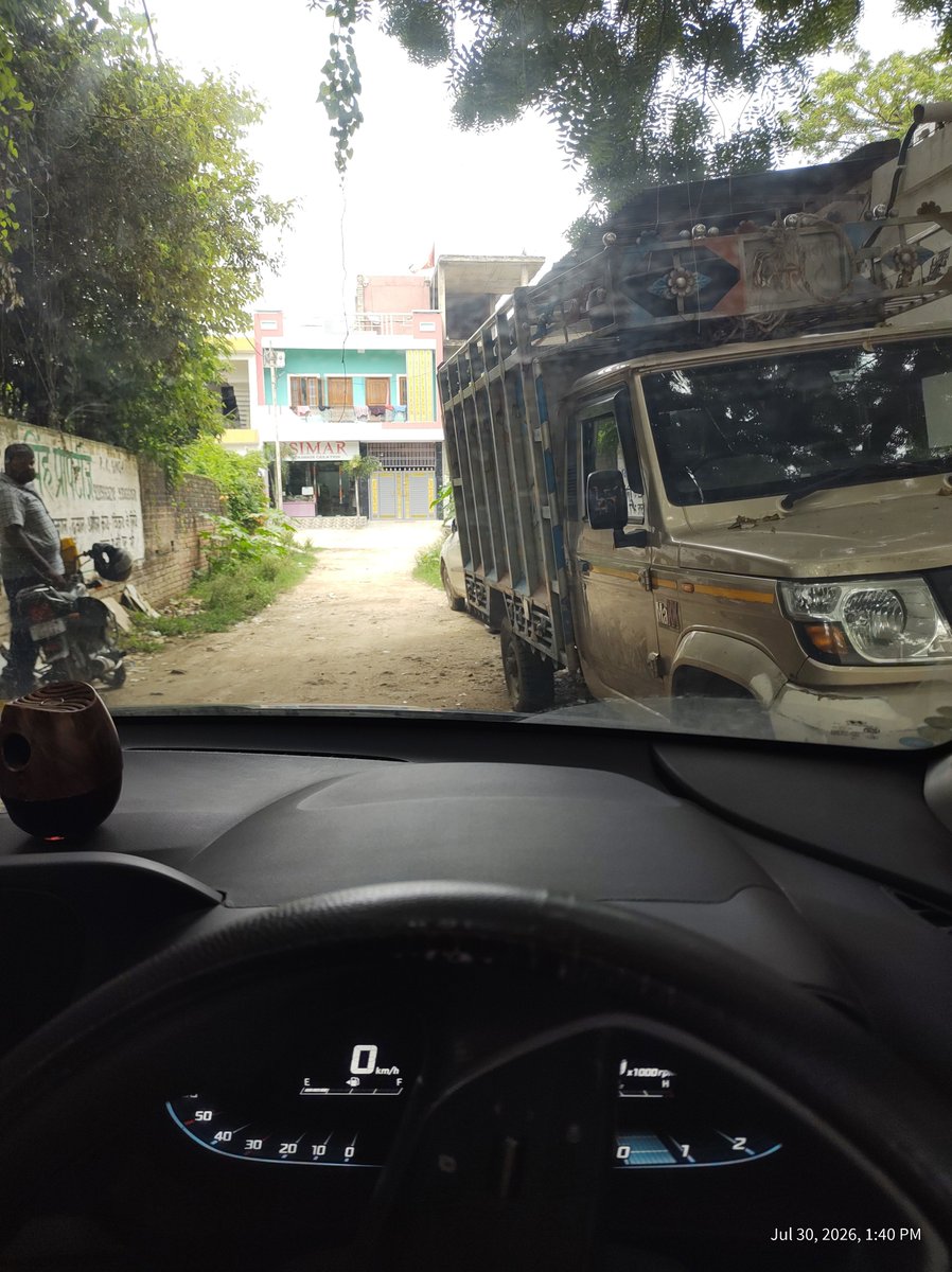 Amrishk03628532's tweet photo. @LMC_Lucknow @uptrafficpolice @lucknowtraffic https://t.co/Tui5wVNMzg