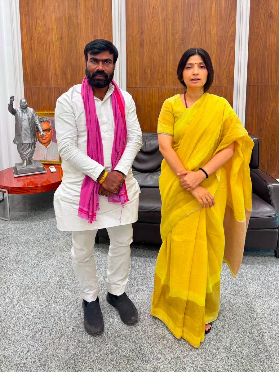 sandeep_A2Y's tweet photo. दिल्ली 

आधी आबादी की बुलंद आवाज मैनपुरी की लोकप्रिय सांसद आदरणीय श्रीमती @dimpleyadav जी से  दिल्ली आवास पर शानदार मुलाक़ात !
आपका आशीर्वाद मार्गदर्शन हमेश��� ही नई ऊर्जा प्रदान करता है ! https://t.co/drRMkrhSYt