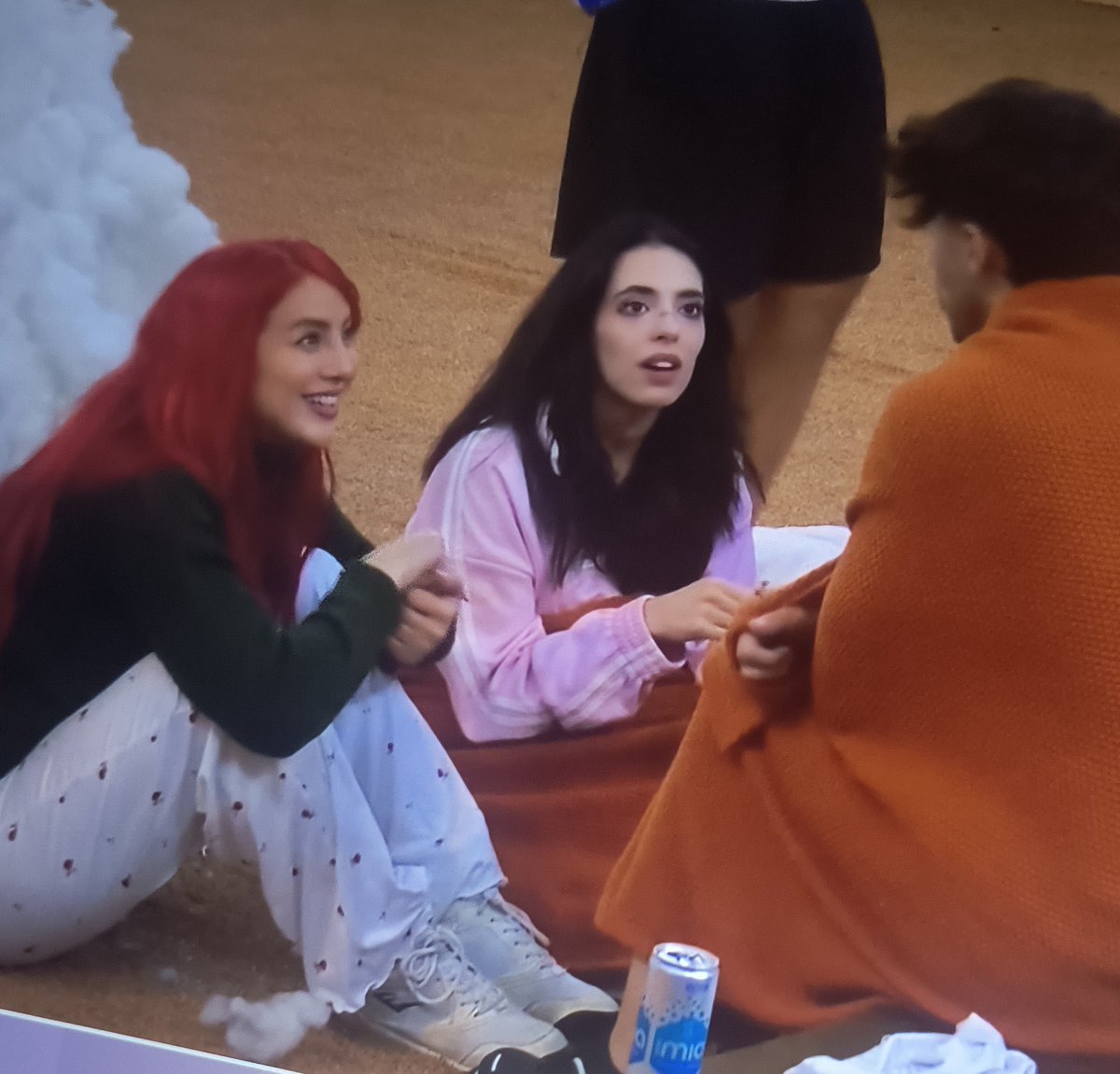 LaGabyexe's tweet photo. Si Flor me mirara así le preguntaría ¿que somos?. JAJAJA 

#LaCasaDeLosFamososMx https://t.co/2zNzClBRFV