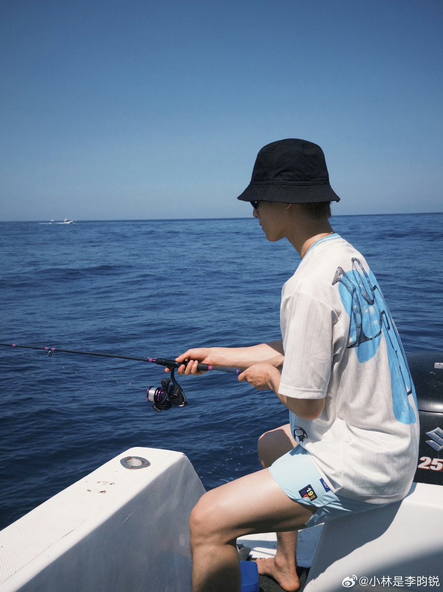 jiaolin24's tweet photo. 260730 #LiYunrui weibo update 💚

Summer Adventure 🎣🐟🌊 https://t.co/v48yRzOklP