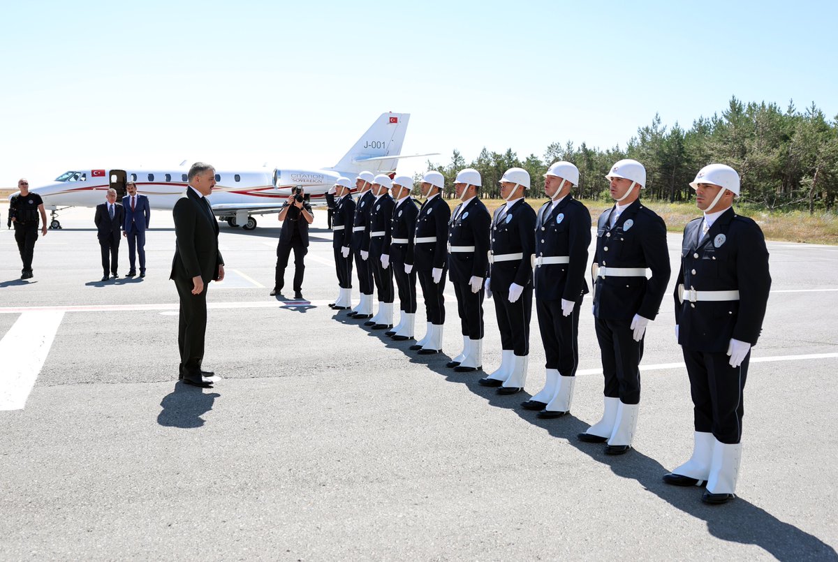 sivasvaliligi's tweet photo. İçişleri Bakanımız Sn. Mustafa Çiftçi, bir dizi ziyaret ve açılış programına katılmak üzere Sivas’a geldi.

Bakan @mustafaciftcitr Nuri Demirağ Havalimanı'nda Valimiz Sn. Yılmaz Şimşek ve il protokolü tarafından karşılandı. https://t.co/zDih9hZO4t
