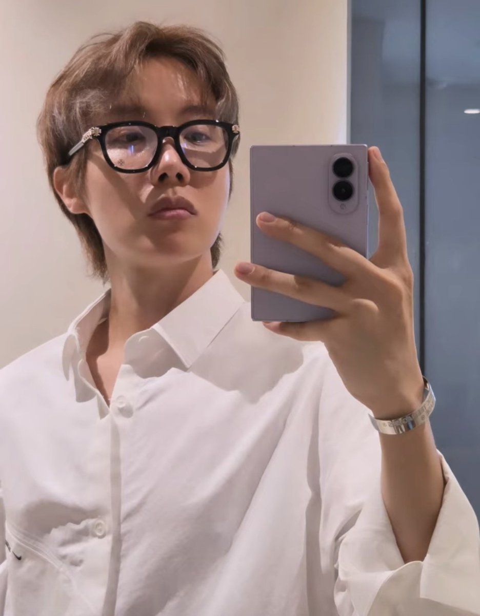 myyouwithjk's tweet photo. hobi looks so boyfriend HELLO https://t.co/piwATsErU2