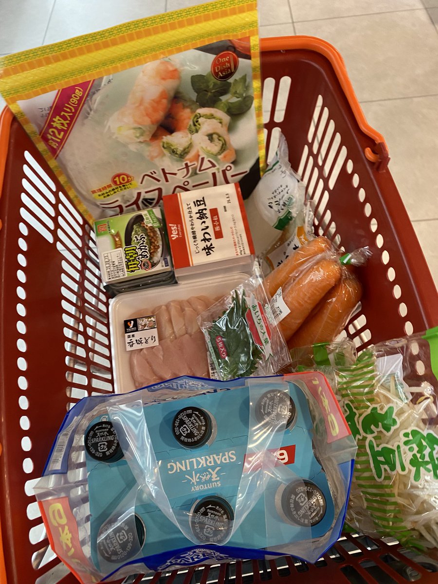 merirys's tweet photo. 仕事上がりにスーパー来たら、普段何を食べてるのか分からないくらい、何を買ったらいいのか分からなくなっている（タスケテ https://t.co/A4jeI1iwHx