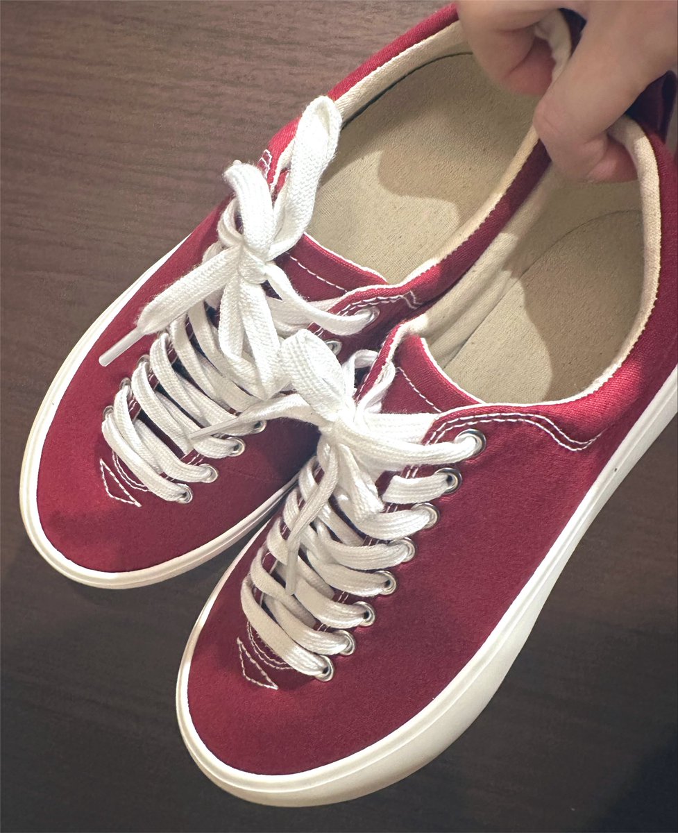 mapy_me's tweet photo. GUでスニーカーが当たったから自分では選ばん珍しい赤にしてみた
（言うて緑もめっちゃ気になっていた） https://t.co/wyknTkxagx