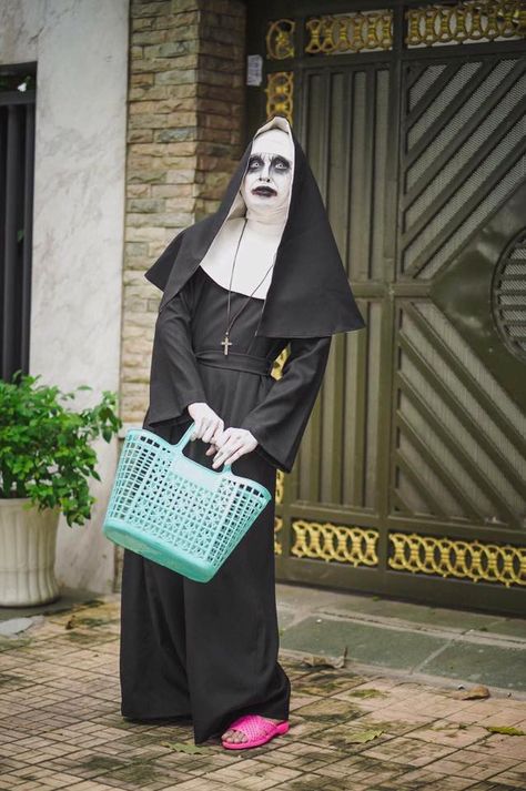 Baskfiliz's tweet photo. Spooky-season chic a nun with a basket, pale makeup, and pink slippers
ogbW https://t.co/js8EPK7rQe