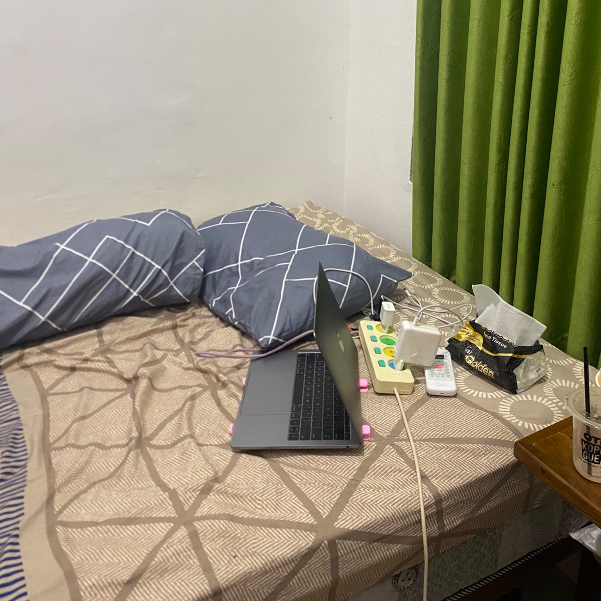 __glo471's tweet photo. mau oper kos bayar 650 aja, fasilitas kos : kasur guling bantal sprei tersedia &amp; bebas ganti, km dalam (wc duduk shower), almari, meja kursi belajar, mesin cuci, dapur kulkas +kitchen set, air minum, include listrik, ac, ada parkiran motor. more info dm yaa! https://t.co/WRRtCkek3r