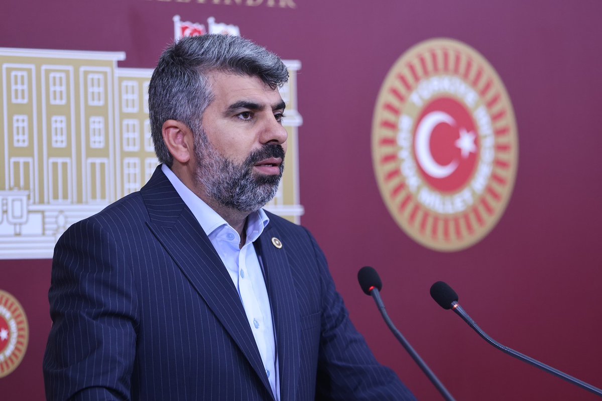 mahfildijital's tweet photo. 🔴 HÜDA PAR Milletvekili Faruk Dinç:

Mustafa Kemal'i, Türkçülüğü, Öcalan'ın Putperest filozoflardan aşırdığı yalan dolanları inanç haline getirip açık hava ayinleri düzenliyorsunuz.

Ancak söz konusu Hz. Peygamber’in öğretileri olunca “Onu içinizde yaşayın” diyorsunuz.

O halde siz de kemalizminizi, sosyalizminizi, Öcalan'ın köhne felsefesini, komünal fantezilerinizi kendi içinizde yaşayın.

Niye milletimize dayatıyorsunuz?