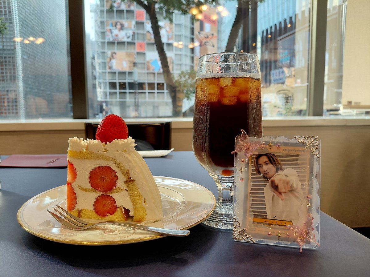 obanainosuke915's tweet photo. また東京に来ております……！！

ストスト💎✨️前にエネルギーチャージです！

看板見えるお席に通してくれて
カーテン閉める時も景色が隠れないようにしてくれたお姉さんありがとうございます😭

#shigechabesデコケース https://t.co/VCZ3Yv3FG1