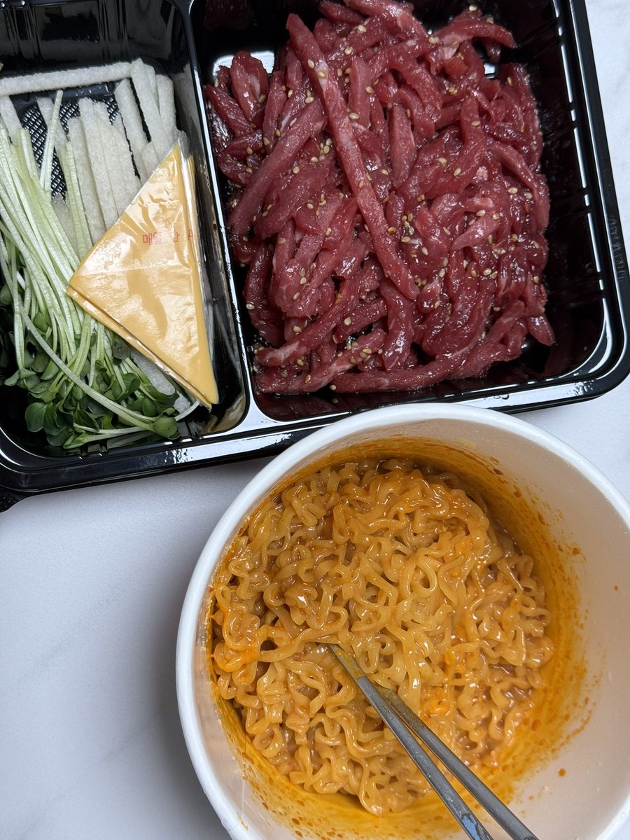 yrr34C's tweet photo. 맛잇는걸진짜개많이먹엇어요 아오늘저녁불닭먹을까보ㅏ https://t.co/vRcEaphC9X