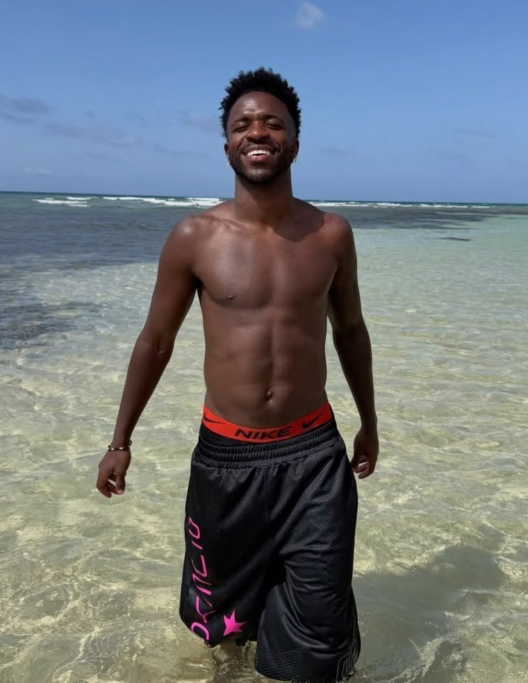 festus69629's tweet photo. 🚨Breaking: Vinicius Jr on Arsenal Transfer Links

🗣️Reporter:  How true are these reports about Arsenal speaking to your camp and approving everything internally?

🗣️Vinicius Jr:
“I don’t think it’s the right time to talk about this. I just want to enjoy my holiday and reset for the new season.  

But one thing is for sure — a lot is happening behind the scenes right now.  

 I want to take this opportunity to thank the Real Madrid fans. The love and care you have shown me means everything. No matter what happens in the future, I will always be one of you.  

 As for the rumour about Arsenal… for now I have nothing to say.