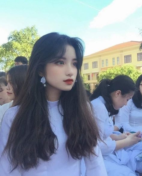 arias_jonier's tweet photo. Caught in a sunlit campus moment a poised student portrait among friends in white
YviE https://t.co/LqUXJn3vaH