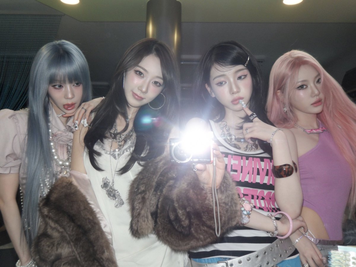 aespa_official's tweet photo. ⓚⓘⓢⓢ ⓝ ⓣⓔⓛⓛ 

#aespa #æspa #에스파 #エスパ
#KISSNTELL #aespaKISSNTELL https://t.co/GQVv40dF7u