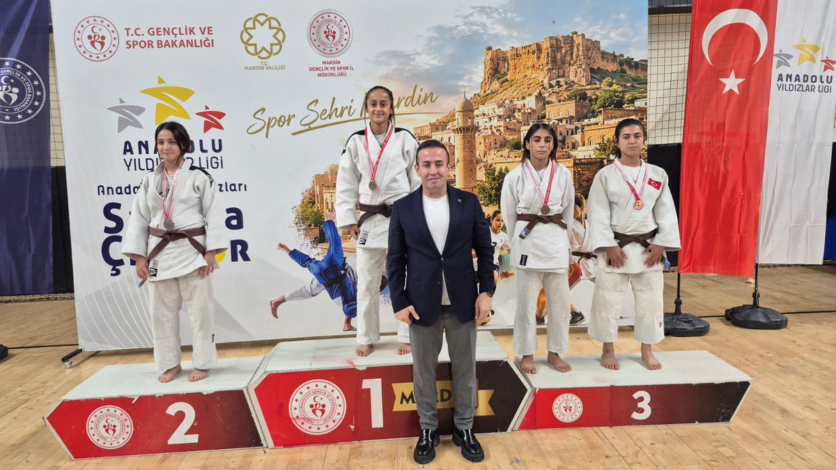 BeytullahBirlik's tweet photo. 🥋 Anadolu Yıldızlar Ligi 2. Etap 4. Grup Yarı Final Judo Müsabakaları ilimizde başarıyla tamamlandı.

14 ilimizden 106 sporcunun mücadele ettiği organizasyonda, centilmenlik, azim ve dostluk ruhu ön plandaydı.

Dereceye giren sporcularımıza madalyalarını takdim ederek başarılarını kutladık. Tüm sporcularımızı gösterdikleri üstün performans ve mücadelelerinden dolayı gönülden tebrik ediyor, başarılarının artarak devam etmesini diliyorum.

Bu güzel organizasyonun gerçekleştirilmesinde emeği geçen hakemlerimize, antrenörlerimize, görevli personelimize, gönüllülerimize ve katkı sunan tüm kurum ve kuruluşlarımıza teşekkür ediyorum.

Sporun birleştirici gücüyle gençlerimizi desteklemeye, geleceğin şampiyonlarını yetiştirmeye devam edeceğiz.

🏅 Tebrikler genç sporcularımız… Yolunuz ve başarınız daim olsun.

@OA_BAK @hamzayerlikaya @tuncay_akkoyun @shuysuz