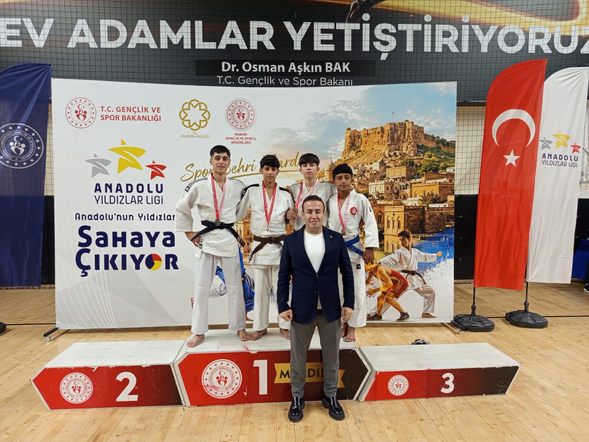 BeytullahBirlik's tweet photo. 🥋 Anadolu Yıldızlar Ligi 2. Etap 4. Grup Yarı Final Judo Müsabakaları ilimizde başarıyla tamamlandı.

14 ilimizden 106 sporcunun mücadele ettiği organizasyonda, centilmenlik, azim ve dostluk ruhu ön plandaydı.

Dereceye giren sporcularımıza madalyalarını takdim ederek başarılarını kutladık. Tüm sporcularımızı gösterdikleri üstün performans ve mücadelelerinden dolayı gönülden tebrik ediyor, başarılarının artarak devam etmesini diliyorum.

Bu güzel organizasyonun gerçekleştirilmesinde emeği geçen hakemlerimize, antrenörlerimize, görevli personelimize, gönüllülerimize ve katkı sunan tüm kurum ve kuruluşlarımıza teşekkür ediyorum.

Sporun birleştirici gücüyle gençlerimizi desteklemeye, geleceğin şampiyonlarını yetiştirmeye devam edeceğiz.

🏅 Tebrikler genç sporcularımız… Yolunuz ve başarınız daim olsun.

@OA_BAK @hamzayerlikaya @tuncay_akkoyun @shuysuz