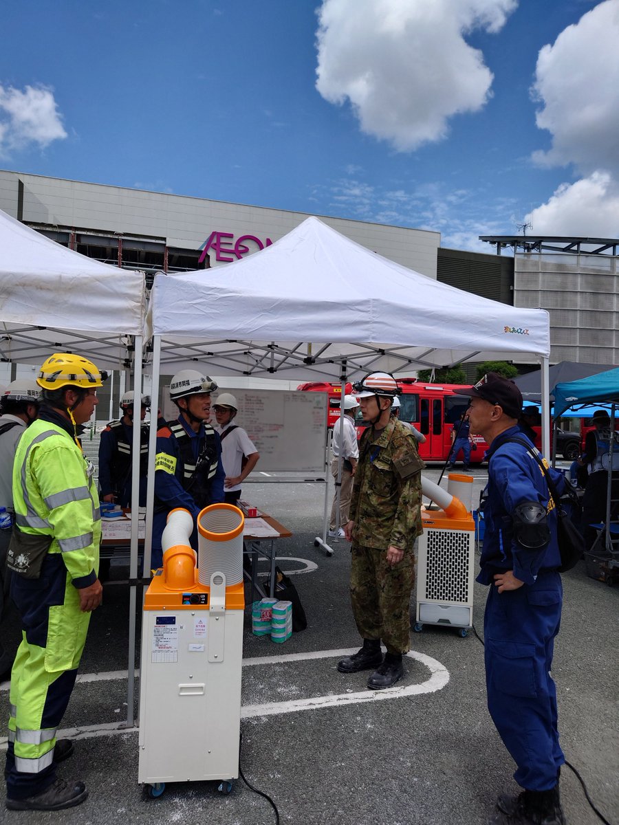 jmsdf_krh's tweet photo. 救助犬創作活動（その３）
現場の安全を確保しながら､隊員と救助犬が連携し､捜索を進めています。
一人でも多くの方の無事につながることを願い、粘り強く任務に当たります｡
#イオンモール熊本 #一刻も早く #呉地方隊 #災害派遣
#命を守る #令和8年度熊本地震 https://t.co/XQCRhgyctW