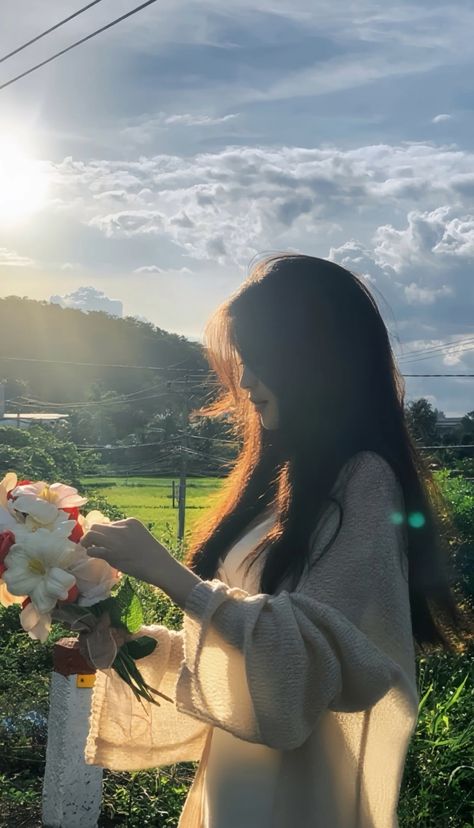 luisenrique1508's tweet photo. Golden hour glow, a fresh bouquet, and a quiet moment in the countryside
BMbY https://t.co/rCXsoLAYvl