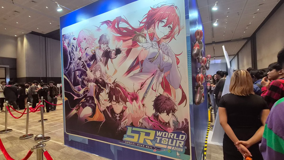 VidaCrowe's tweet photo. Probably should have visited the booths first. But the artist alley is nice.

#HonkaiStaiRail #HoYoFEST2026 #HoYoFESTHSR https://t.co/Oa5tGOof3M