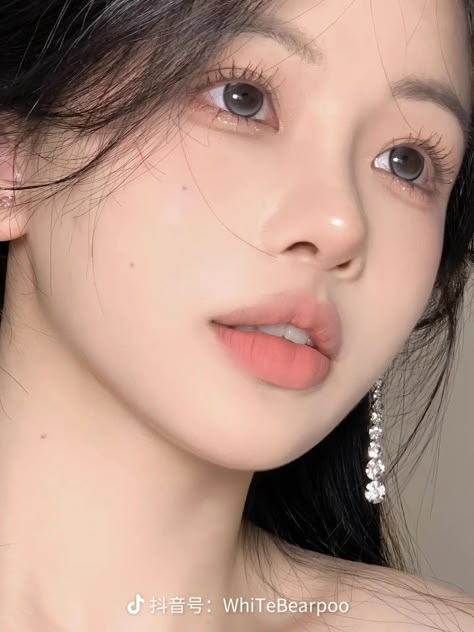 oskar352's tweet photo. Soft glam vibes captured peachy lips, radiant skin, and a delicate sparkle from statement earrings
fNo https://t.co/ig8MjBTKIW