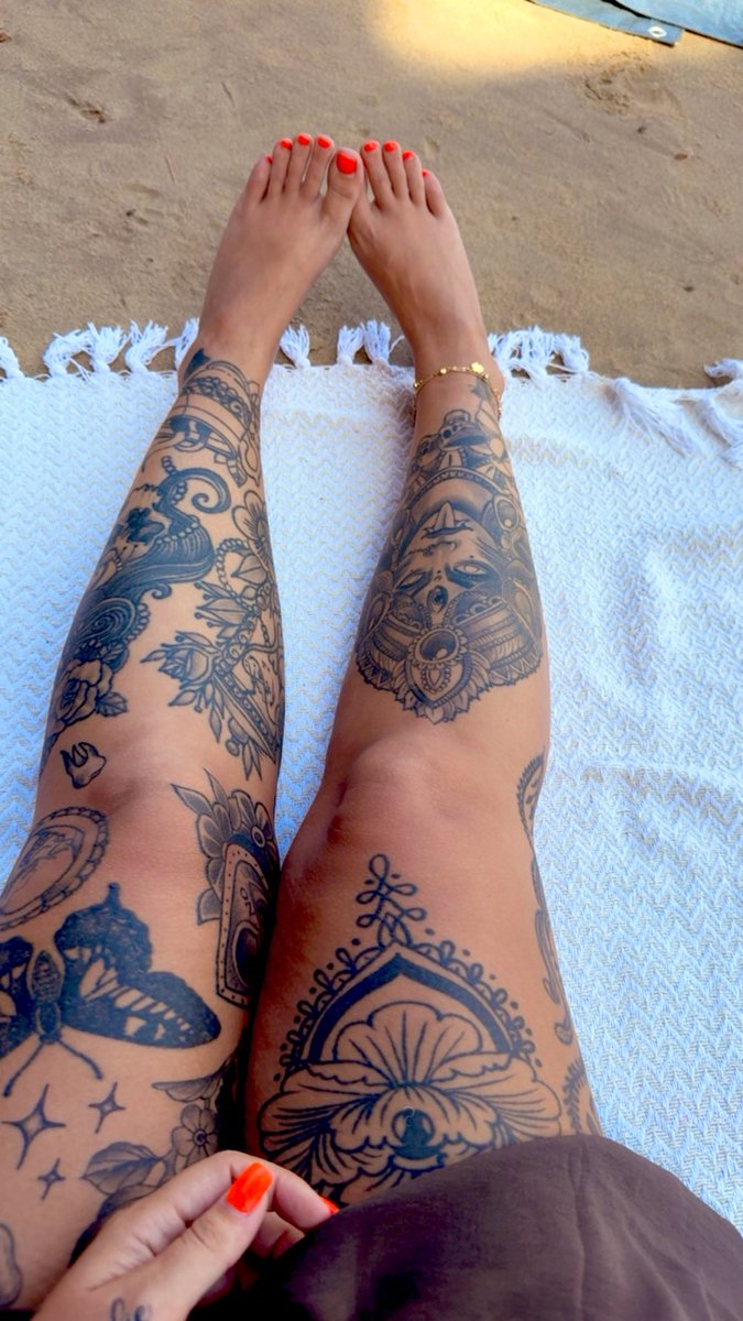 GoddessDreamyB's tweet photo. Kneel, crawl and beg. To suck the sand off my perfect toes 😈 waking up at the beach has to be the best feeling. 

Findom finsub footworship footsub footkink https://t.co/x0tyDaSoRE