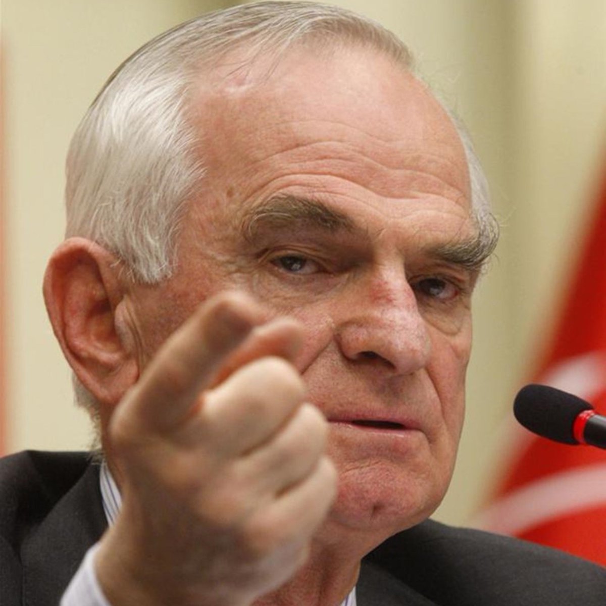 Haber's tweet photo. Önder Sav, 70 yıldır üyesi olduğu CHP'den istifa etti:

"Partinin bugünkü yöneticileri halkın içine çıkamaz, cenazelerde kabul görmez duruma düşmüşlerdir.

Danışıklı esnaf ziyaretlerine dahi, Osmanlı İmparatorluğu dönemindeki gibi münadi kullanılarak, davul-zurna eşliğinde kalabalık sağlama çabasıyla gidilmesi içine düşülen acı tabloyu göstermektedir.

Daha üzücü olan ise yeni üye kaydı için paralı figüranların kullanılmasıdır. "Arınma" edebiyatı yapanlar, tarihi partiyi kirletip çürüttüklerinin farkında değillerdir."
