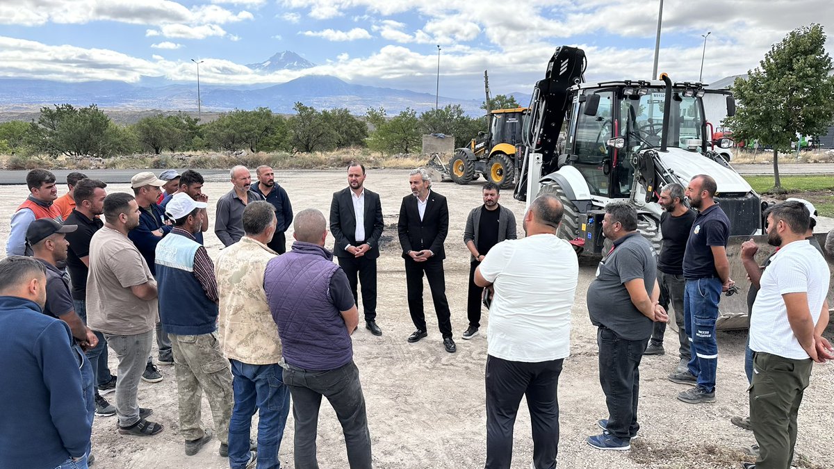 hizmetiskayseri's tweet photo. 📍İncesu Belediyesi Fen İşleri Ekibi

Şube Başkanımız Yavuz Navruz, İncesu Belediyesi Fen İşleri Ekibi ve Büyükşehir Belediyesi Kırsal Hizmetler Ekibi’ni İncesu’da asfalt serim çalışmaları esnasında ziyaret ederek üyelerimize çalışmalarında kolaylıklar diledi.  
1/2 https://t.co/KKfxvvcnpA
