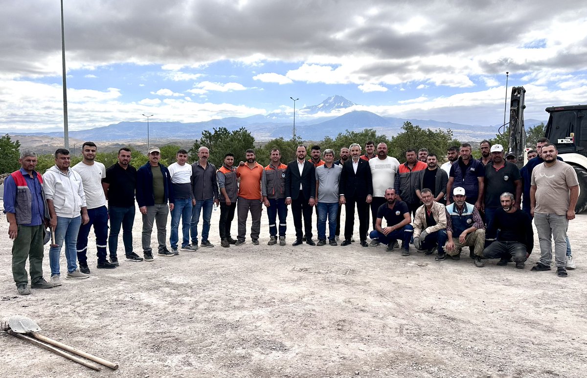 hizmetiskayseri's tweet photo. 📍İncesu Belediyesi Fen İşleri Ekibi

Şube Başkanımız Yavuz Navruz, İncesu Belediyesi Fen İşleri Ekibi ve Büyükşehir Belediyesi Kırsal Hizmetler Ekibi’ni İncesu’da asfalt serim çalışmaları esnasında ziyaret ederek üyelerimize çalışmalarında kolaylıklar diledi.  
1/2 https://t.co/KKfxvvcnpA